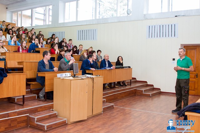 Проф. Германн Шойрінґер під час лекції.j